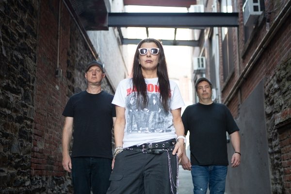 ON: "valsa-rock" pesada em single novo, "Gator"