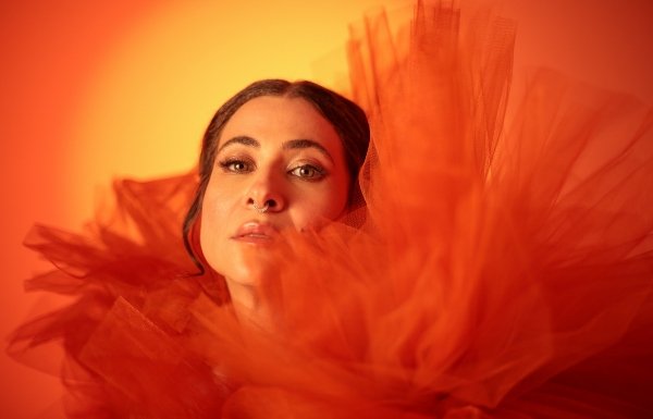 Uyara Torrente estreia com "Montada em seu cabelo"