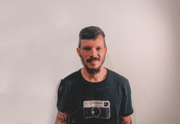 andre l. r. mendes: single novo resgata "Por aí", música de sua antiga banda, Maria Bacana