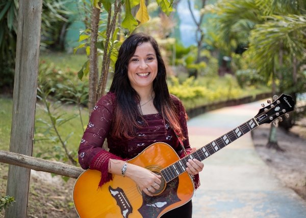 Candice Fiais: rock clássico e blues em EP escrito na pandemia