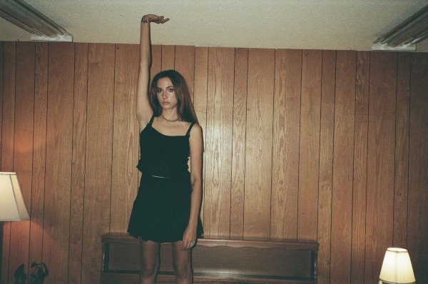 Cloves: single "Care" une r&b e caráter lo-fi na gravação