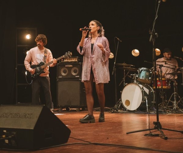 LoreB: "Aurora Boreal", música do EP da cantora, ganha clipe ao vivo