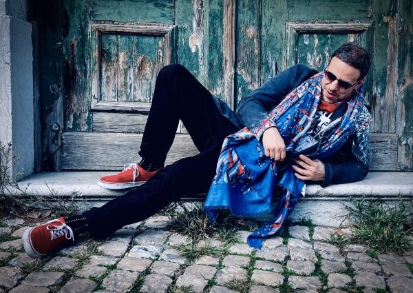 Gabriel Boizinho: ex-Cachorro Grande estreia solo em clima de rock-cabaré com "Não consigo"