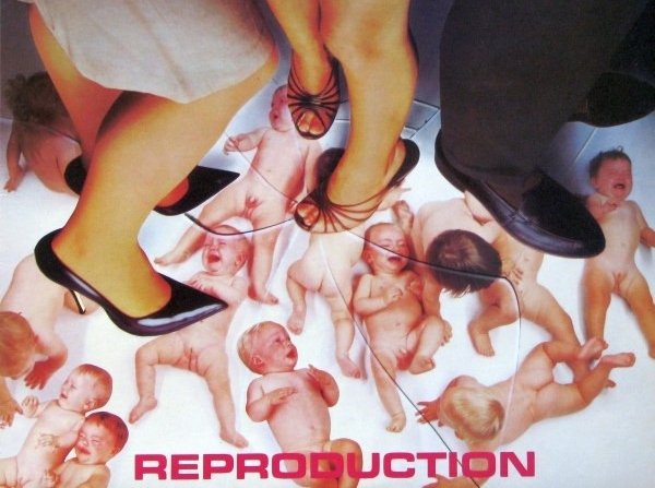 A capa do primeiro disco do Human League, "Reproduction" (1979), trazia imagens de bebês sendo pisoteadas (as imagens sendo pisoteadas, calma!)