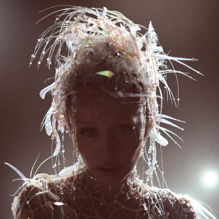 Ouvimos: Miley Cyrus - "Something beautiful"