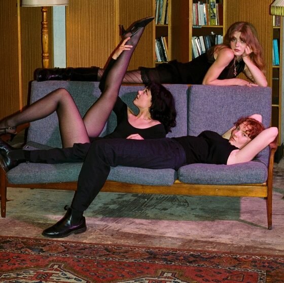 Radar: Folk Bitch Trio (foto), Stealing Sheep, Mae Martin, Dream Bodies, Lal Tuna, Desu Taem, Power Station