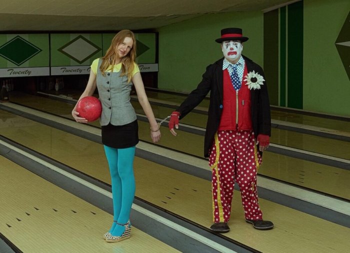 AUDREY HOBERT, "BOWLING ALLEY". Essa cantora e compositora norte-americana segue firme no pop confessional com Bowling alley, seu segundo single.