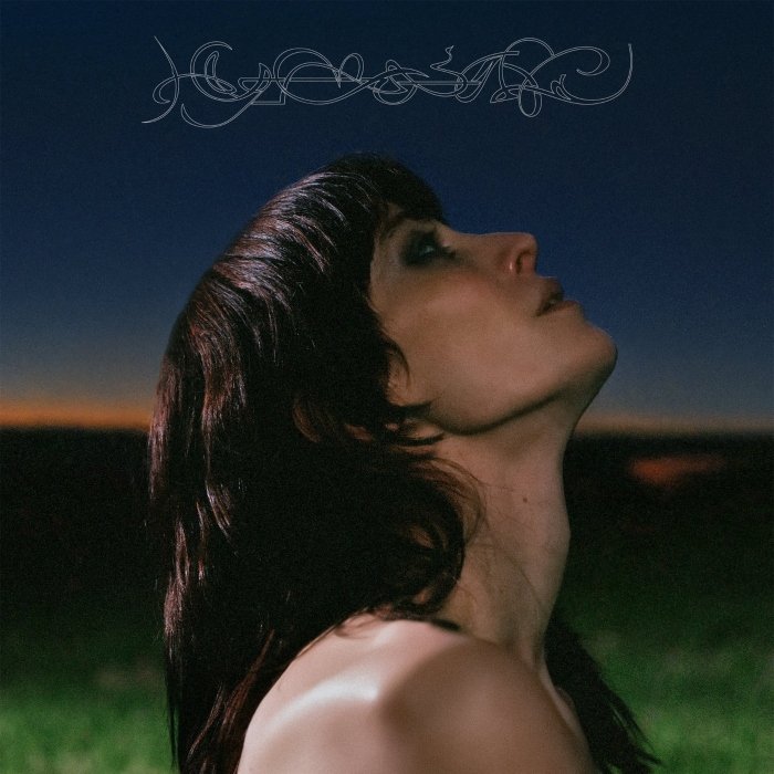 Em Hymnal, Lyra Pramuk mistura voz, cordas e eletrônica para criar um som sensorial, experimental e introspectivo, entre o pop e o erudito.