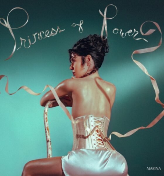 RESENHA: Em Princess of power, Marina mistura estilos como disco music e synthpop com letras que equilibram amadurecimento, nostalgia digital e humor adolescente.