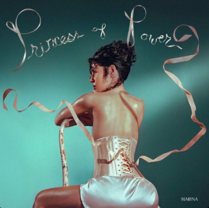 RESENHA: Em Princess of power, Marina mistura estilos como disco music e synthpop com letras que equilibram amadurecimento, nostalgia digital e humor adolescente.