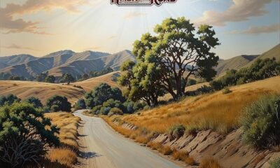 Os Doobie Brothers voltam com Walk this road, disco de rock adulto com pitadas de soul e country. Nada brilhante, mas digno e com boas surpresas.