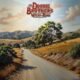 Os Doobie Brothers voltam com Walk this road, disco de rock adulto com pitadas de soul e country. Nada brilhante, mas digno e com boas surpresas.