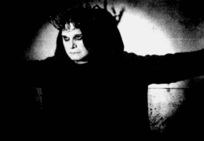 Todo mundo que um dia se sentiu meio estranho e ouviu Ozzy Osbourne na hora certa, foi levado para um universo bem melhor, e para sempre.