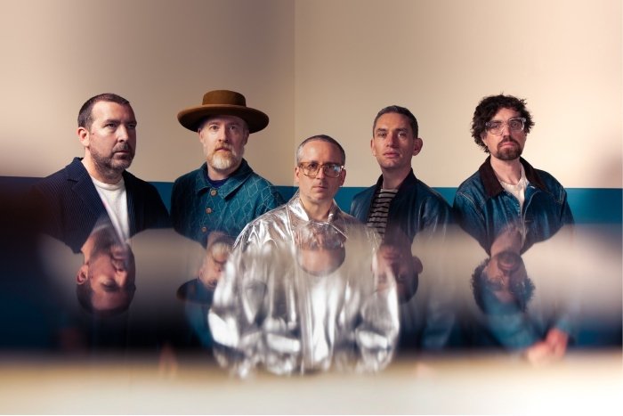Hot Chip (foto) anuncia coletânea e lança single e clipe. Fã produz vídeo do primeiro show do Oasis em Cardiff só com imagens feitas por fãs. The Rapture anuncia turnê pelos Estados Unidos e Canadá.