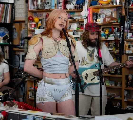 Urgente!: Wet Leg aquece para "Moisturizer" no Tiny Desk e Ana Frango Elétrico na vibe pós-disco