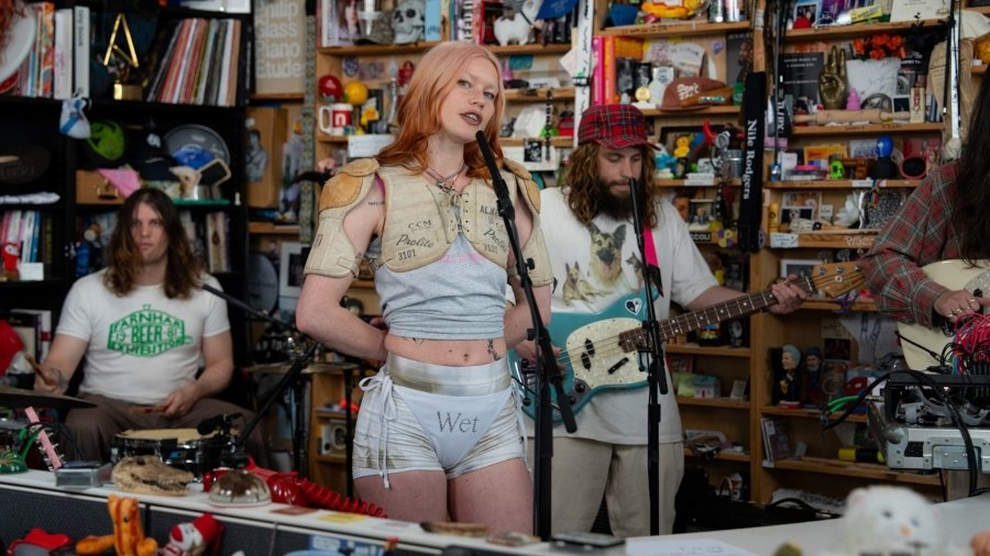 Urgente!: Wet Leg aquece para "Moisturizer" no Tiny Desk e Ana Frango Elétrico na vibe pós-disco