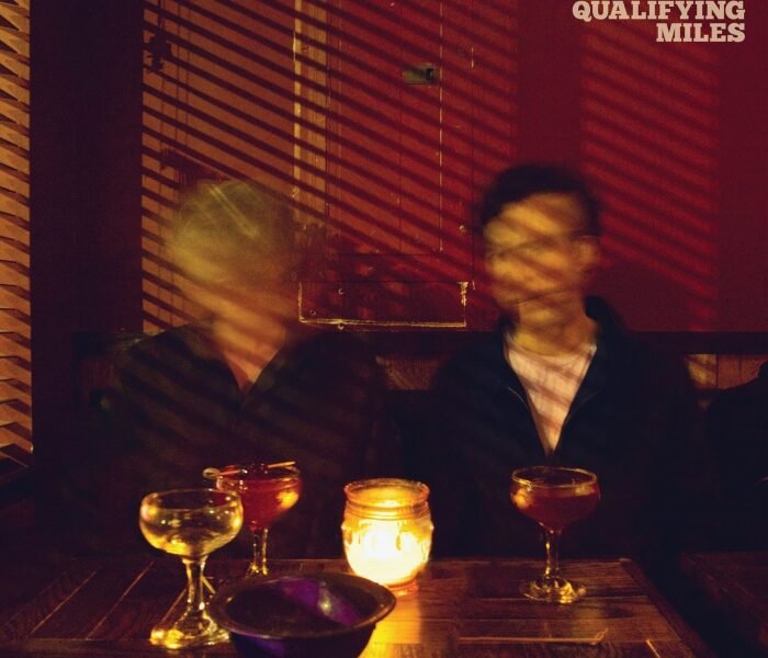 Rock alternativo dos EUA com sotaque britpop: Qualifying miles, álbum do We Are Scientists, traz boas melodias, guitarras afiadas e lembranças do U2.
