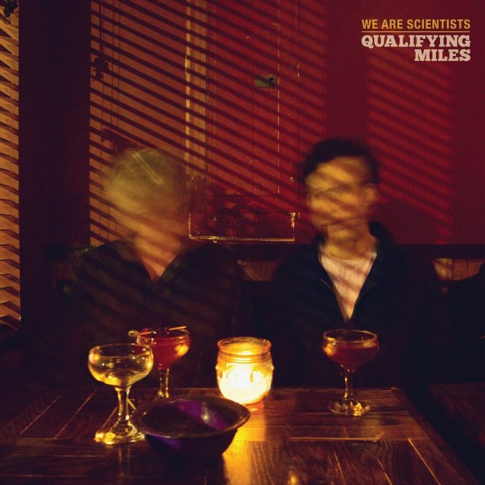 Rock alternativo dos EUA com sotaque britpop: Qualifying miles, álbum do We Are Scientists, traz boas melodias, guitarras afiadas e lembranças do U2.