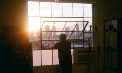 Gravado ao vivo em uma tarde, Cru mostra Apeles em voz e guitarra, revisitando faixas antigas e tendo o eco do local como um instrumento a mais.