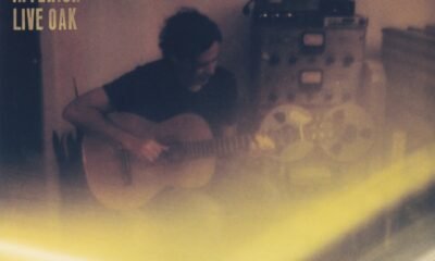 Cass McCombs mistura melancolia, slacker rock e folk dos anos 1960 em Interior live oak - disco no qual ele deixa baixar até um Frank Sinatra de leve.