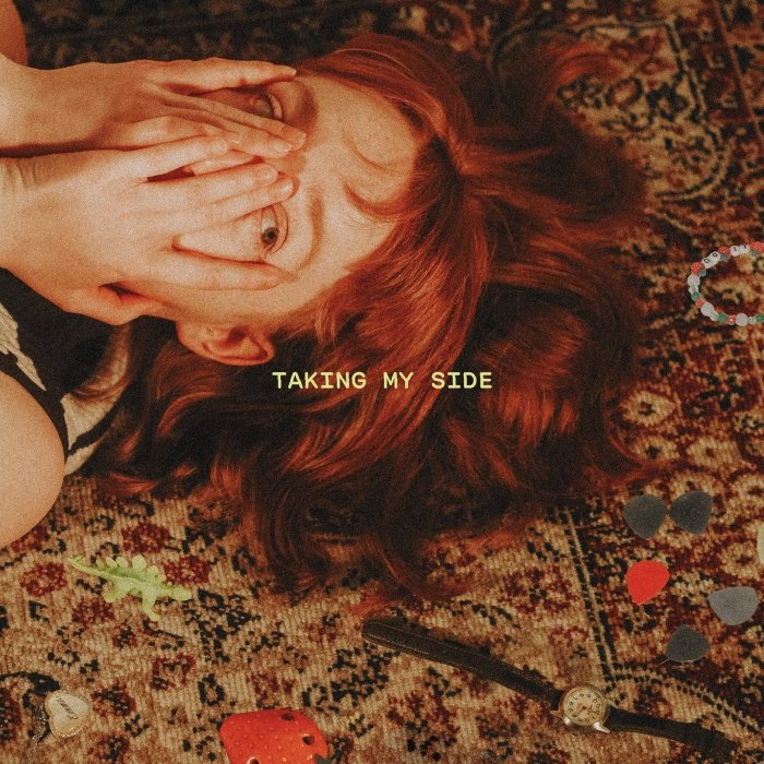 O EP Taking my side mostra Emma Harner buscando fugir de truques fáceis e criando um folk indie misterioso e delicado.
