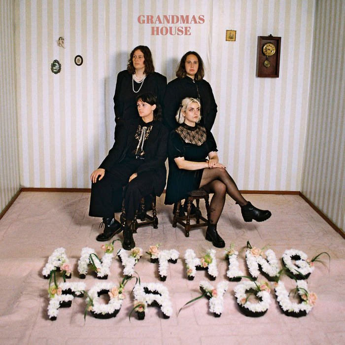 Grandmas House, banda de Bristol, mistura punk sombrio, peso metálico e ecos 60’s em um som cru e intenso.