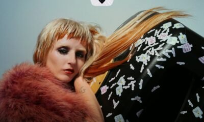 Greta Isaac faz dance punk caótica e teatral em Dolly Zoom, com faixas cheias de atitude e energia.