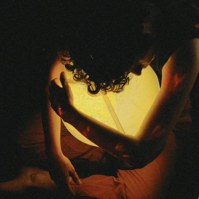 Jangada Pirata mistura pós-punk, psicodelia, caribe e guitarrada no disco Sal de casa, entre o sonho, o mar e o pop cearense.