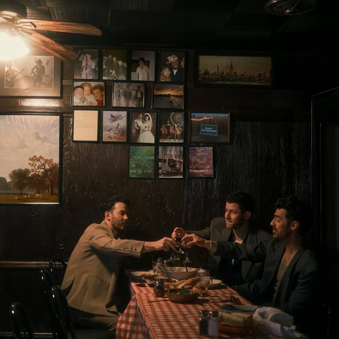 Greetings from your hometown, novo álbum dos Jonas Brothers, mistura nostalgia e repetição: acerta em alguns momentos, mas agrada mais aos fãs fiéis que ao público geral.