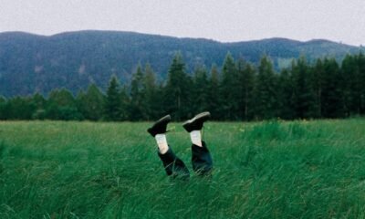 Katie Gregson-MacLeod lança EP independente de folk-rock sensível, misturando chamber pop, indie e ecos de Pretenders, Beatles e Joni Mitchell.