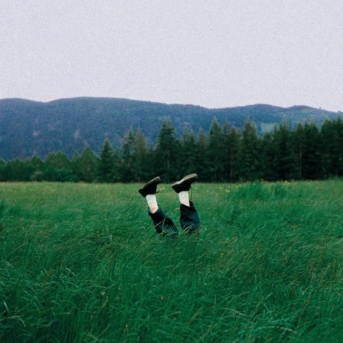 Katie Gregson-MacLeod lança EP independente de folk-rock sensível, misturando chamber pop, indie e ecos de Pretenders, Beatles e Joni Mitchell.