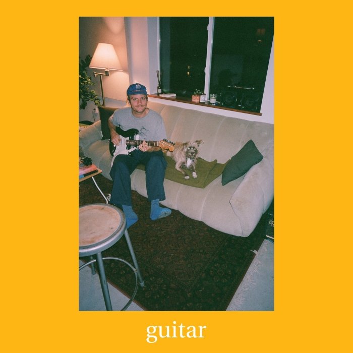 Mac DeMarco lança Guitar, disco introspectivo e texturizado, entre baladas estranhas, folk sombrio e rock despressurizado.