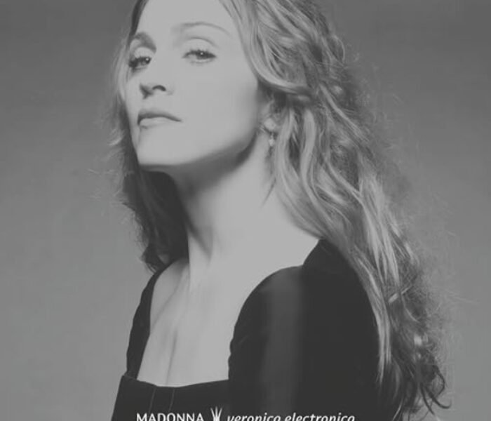 Veronica Electronica traz remixes do álbum Ray of light (1998), de Madonna - com altos e baixos, uma demo inédita e versões que dividem fãs quase 30 anos depois.