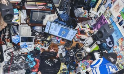 Ninajirachi estreia com I love my computer, disco de EDM irônica e frenética, que mistura amor digital, ironia pop e batidas hipnóticas.