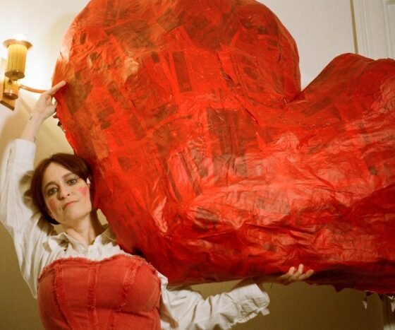 Harriet Zoe Pittard, uma artista londrina, criou o projeto Zoee com a ideia de fazer art pop - na real, um som atmosférico, tão eletrônico e bem fincado no chão quanto viajante.