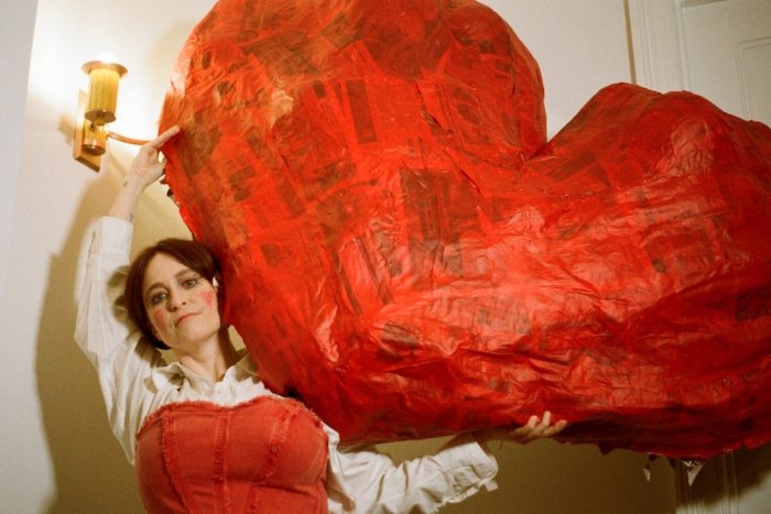 Harriet Zoe Pittard, uma artista londrina, criou o projeto Zoee com a ideia de fazer art pop - na real, um som atmosférico, tão eletrônico e bem fincado no chão quanto viajante.