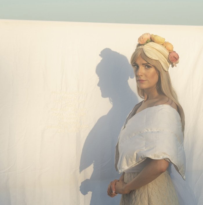 Ani Glass lança Phantasmagoria, disco em inglês e galês sobre sua luta contra um tumor, entre Enya, Goldfrapp e ecos pós-punk.