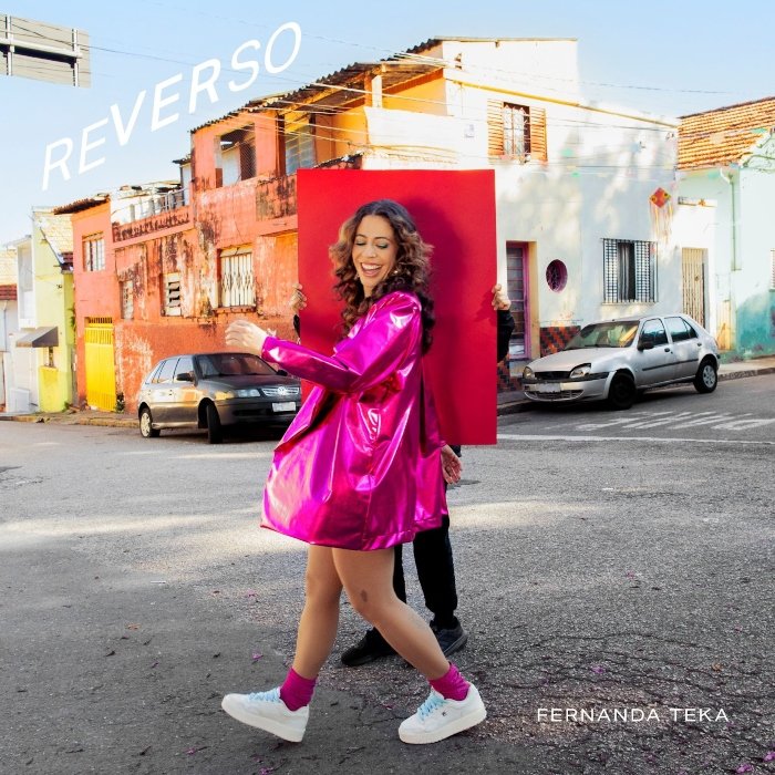Fernanda Teka estreia solo com o álbum Reverso, mistura de samba, r&b, rap e samba-reggae em clima 1990s.