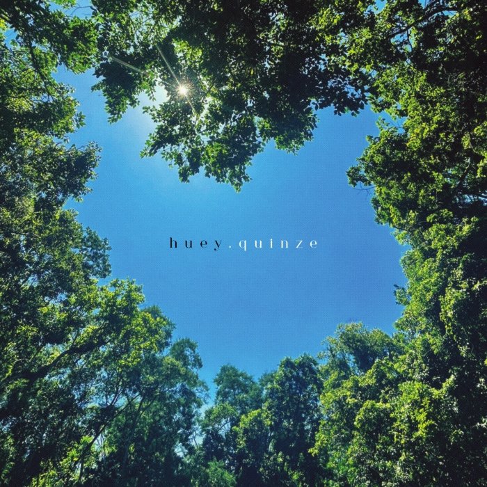 Huey celebra 15 anos com o EP Quinze: metal instrumental denso, cheio de climas, variações e camadas sonoras.