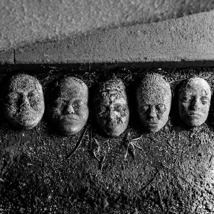 Idos de Março lança o EP Infamiliar, emo goiano com ecos de pós-hardcore, shoegaze e punk, em clima sempre introspectivo.