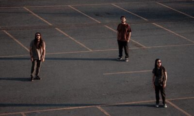 Lado Blue estreia com Estilhaços, unindo hard rock 70s/80s, grunge 90s e letras sobre amor, saúde mental e instabilidades.