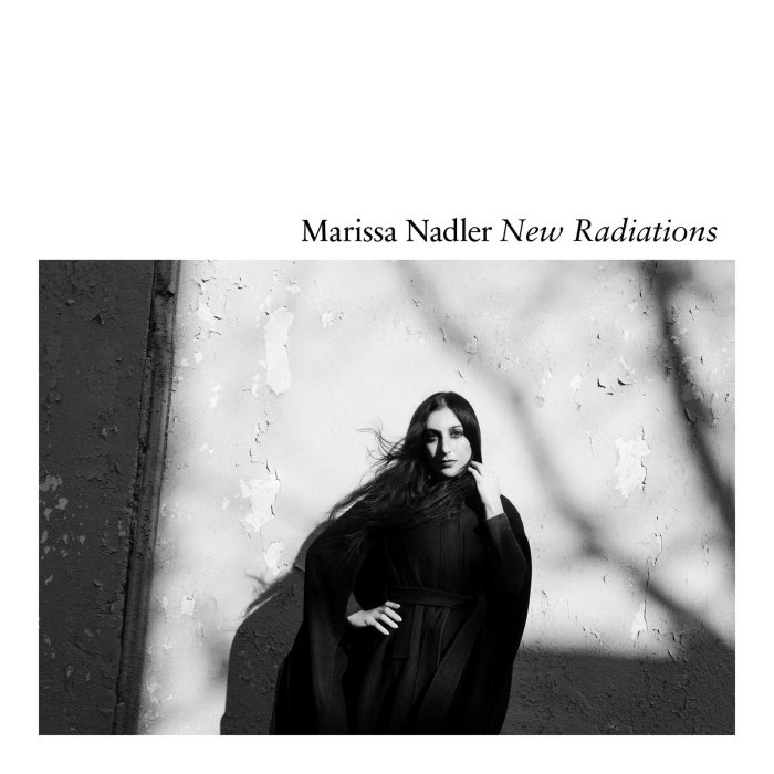 Marissa Nadler lança New radiations, folk sombrio e fantasmagórico que ecoa Nico, Neil Young e até toques de black metal.