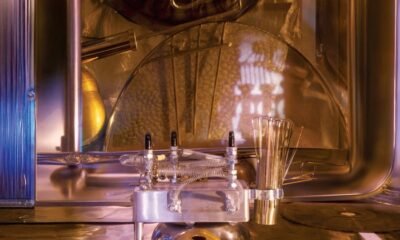 Matmos retorna em Metallic life review, criando beats a partir de ferro, ferrugem e ruídos industriais em faixas entre o estranho e o hipnótico.