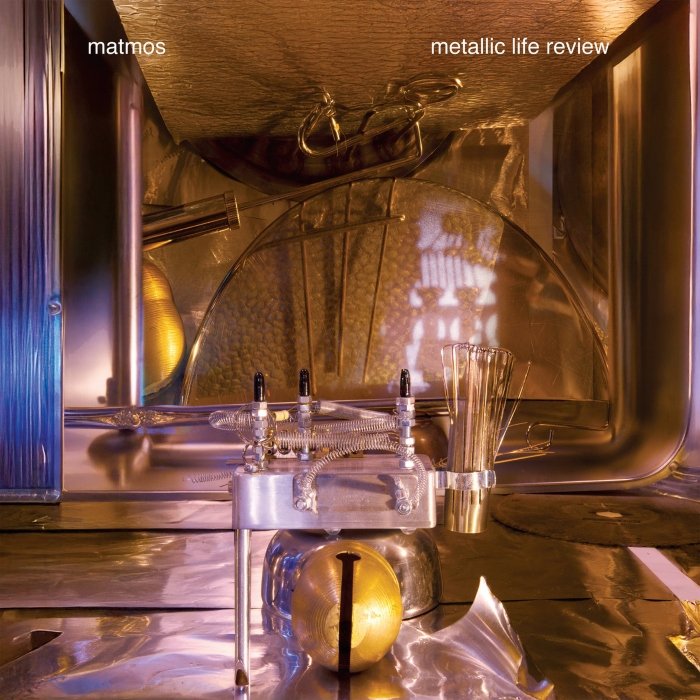 Matmos retorna em Metallic life review, criando beats a partir de ferro, ferrugem e ruídos industriais em faixas entre o estranho e o hipnótico.