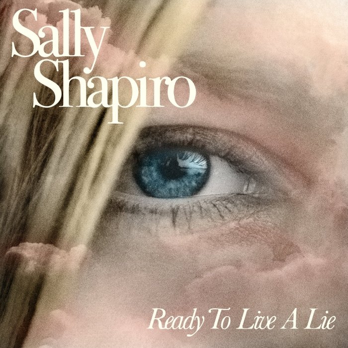 Sally Shapiro lança Ready to live a lie, disco pop que mistura ítalo-disco, vaporwave e ecos oitentistas com melancolia dançante.