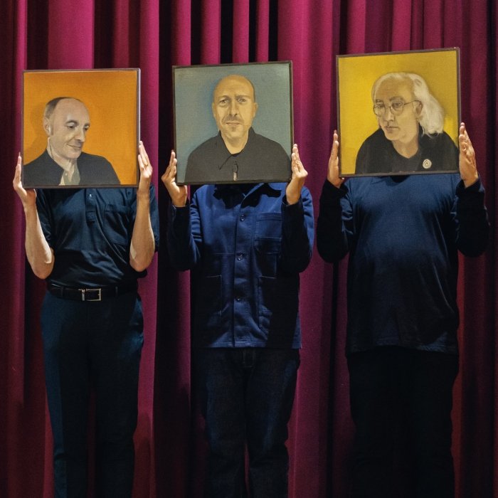 Grupo formado por músicos com origens no ska, The Near Jazz Experience mistura jazz, rock e experimentalismo em Tritone, disco cheio de improvisos, colagens sonoras e participações especiais.