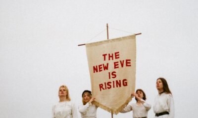 Em The New Eve is rising, The New Eves estreia com um folk-punk estranho e intenso, cheio de distorções, poesia pagã e ecos de Velvet Underground, Breeders e Slits.