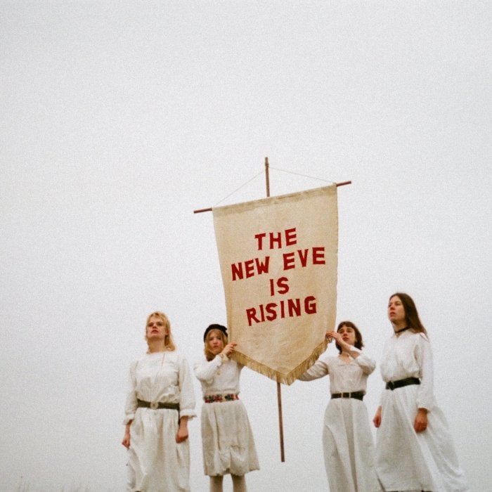 Em The New Eve is rising, The New Eves estreia com um folk-punk estranho e intenso, cheio de distorções, poesia pagã e ecos de Velvet Underground, Breeders e Slits.