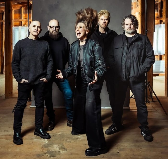 A banda de metal The Yagas, com a atriz Vera Farmiga à frente