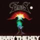 Tops retorna após hiato com Bury the key: pop sofisticado que mistura soft rock, anos 1980 e clima de festa melancólica.
